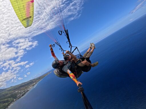 Vol en parapente amusant à La Réunion avec séance photo en plein ciel – sourires et souvenirs garantis