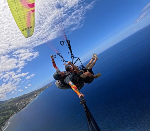 Vol en parapente amusant à La Réunion avec séance photo en plein ciel – sourires et souvenirs garantis