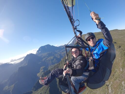 Vol en parapente au-dessus du cirque de Mafate à La Réunion avec Run Parapente. Expérience aérienne unique depuis Saint-Leu.