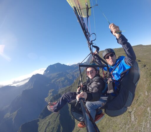 Vol en parapente au-dessus du cirque de Mafate à La Réunion avec Run Parapente. Expérience aérienne unique depuis Saint-Leu.