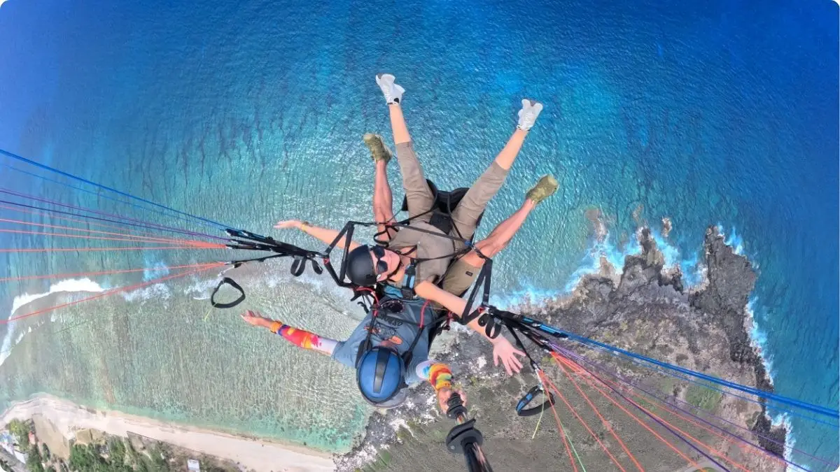 Survol en parapente de la côte ouest de La Réunion avec vue sur l’océan et les plages