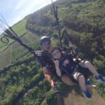 Enfant en parapente survolant une forêt luxuriante à La Réunion, une première expérience magique et en douceur