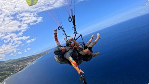 Vol en parapente amusant à La Réunion avec séance photo en plein ciel – sourires et souvenirs garantis