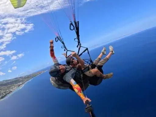 Vol en parapente amusant au-dessus de Saint-Leu à La Réunion, capturant des moments en plein ciel.