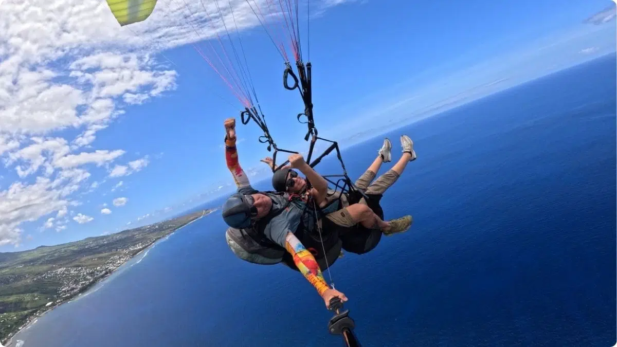 Vol en parapente amusant au-dessus de Saint-Leu à La Réunion, capturant des moments en plein ciel.
