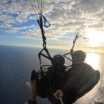 Vol en parapente à La Réunion au coucher du soleil – un instant magique suspendu dans les airs