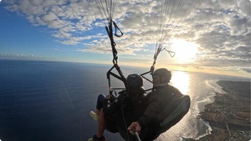 Vol en parapente à La Réunion au coucher du soleil – un instant magique suspendu dans les airs