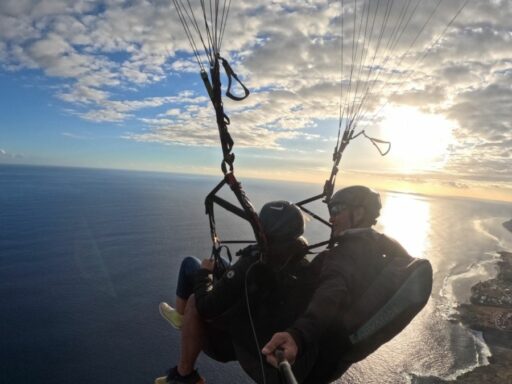 Vol en parapente à La Réunion au coucher du soleil – un instant magique suspendu dans les airs