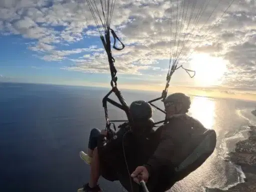 Survolez Saint-Leu en parapente au coucher du soleil avec Run Parapente : découvrez La Réunion depuis les airs.