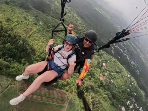 Vivez une expérience inoubliable en parapente à La Réunion : survolez les cumulus de Saint-Leu.
