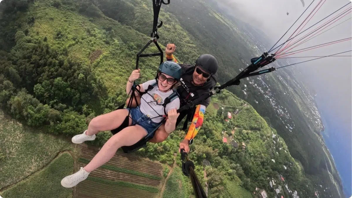 Vivez une expérience inoubliable en parapente à La Réunion : survolez les cumulus de Saint-Leu.