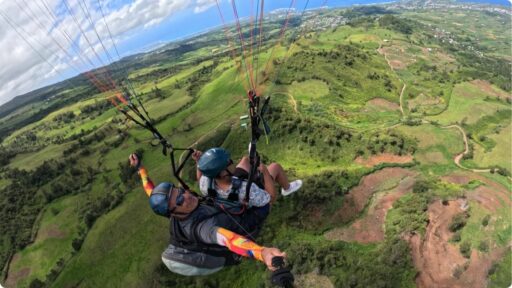 Vol en parapente au-dessus des forêts luxuriantes de La Réunion – une immersion totale dans la nature