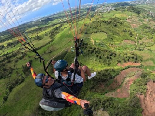 Vol en parapente au-dessus des forêts luxuriantes de La Réunion – une immersion totale dans la nature