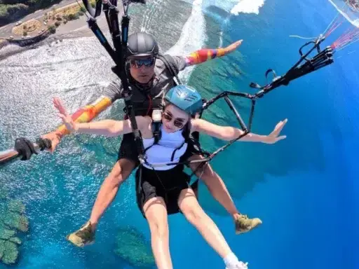 Admirez La Réunion depuis les airs lors d'un vol en parapente au-dessus de Saint-Leu.