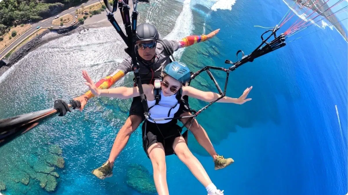 Admirez La Réunion depuis les airs lors d'un vol en parapente au-dessus de Saint-Leu.