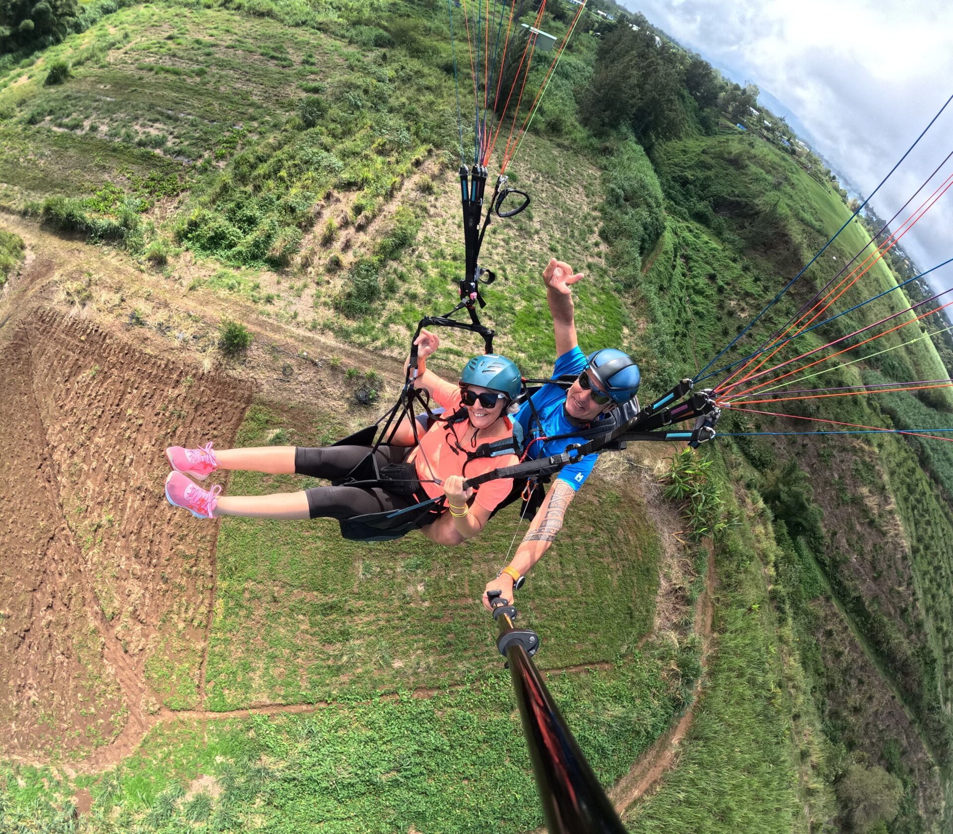 Vol en parapente au-dessus de montagne à La Réunion