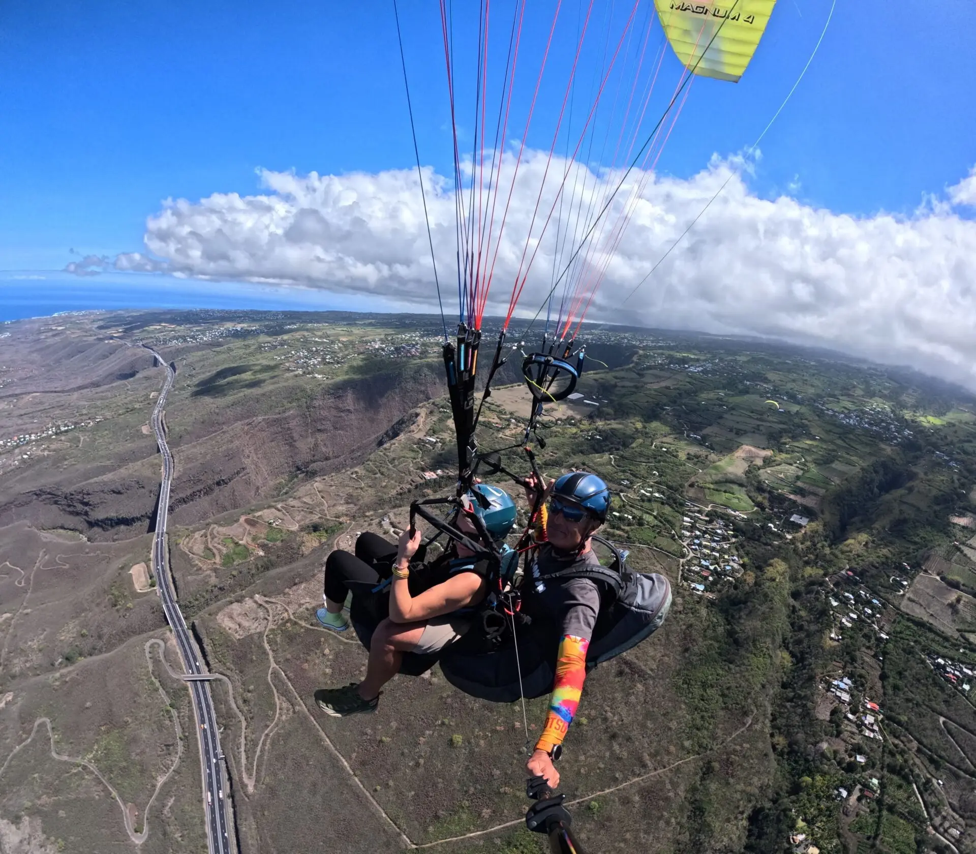Vol en parapente au-dessus du lagon de Saint-Leu à La Réunion au dessus de la nouvelle route du littoral