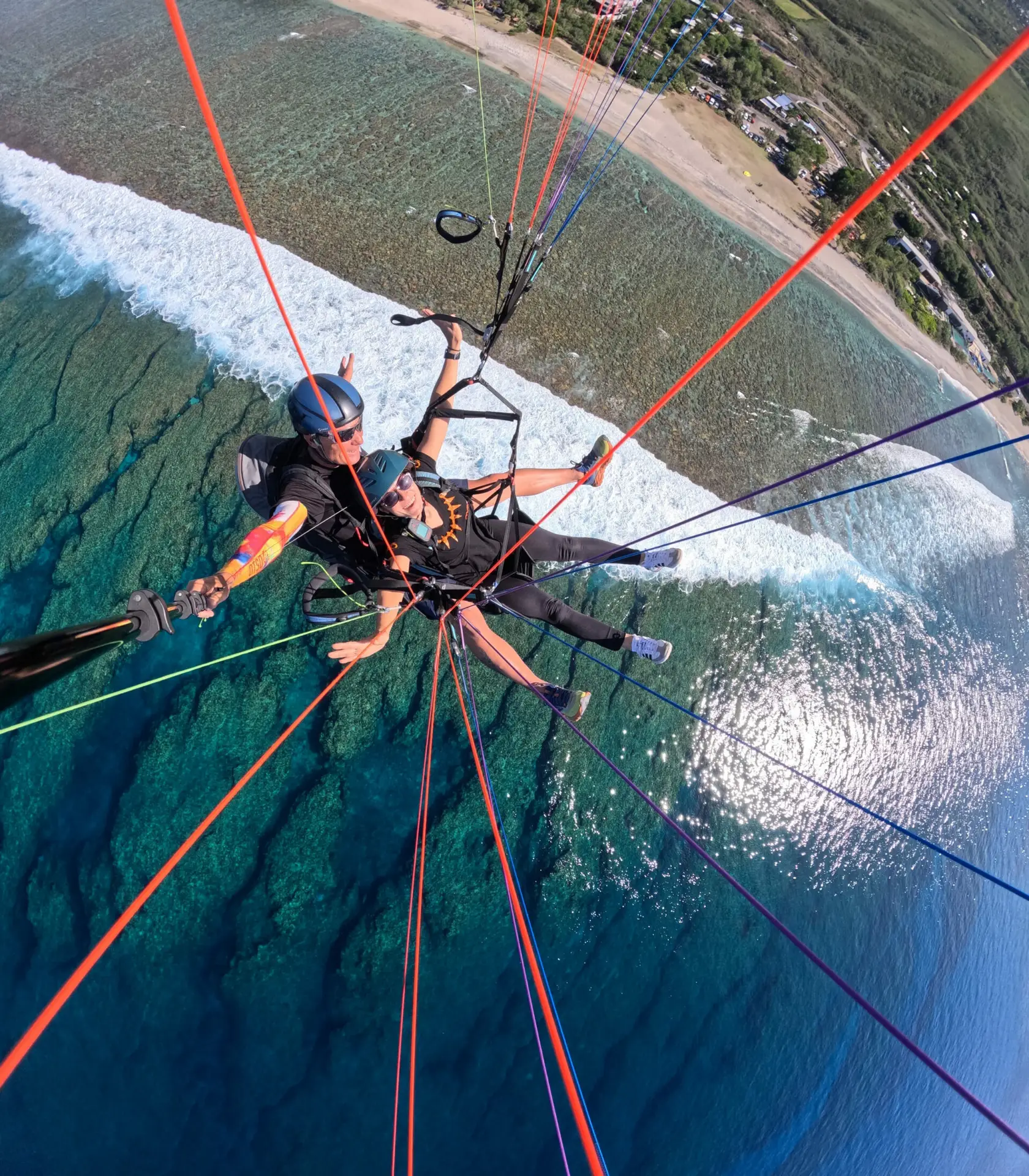 Vol en parapente au-dessus de Saint-Leu à La Réunion, offrant une vue imprenable sur le lagon.