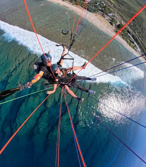 Vol en parapente au-dessus de Saint-Leu à La Réunion, offrant une vue imprenable sur le lagon.