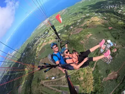 Vol en parapente au-dessus de Saint-Leu à La Réunion, offrant une expérience aérienne exceptionnelle.