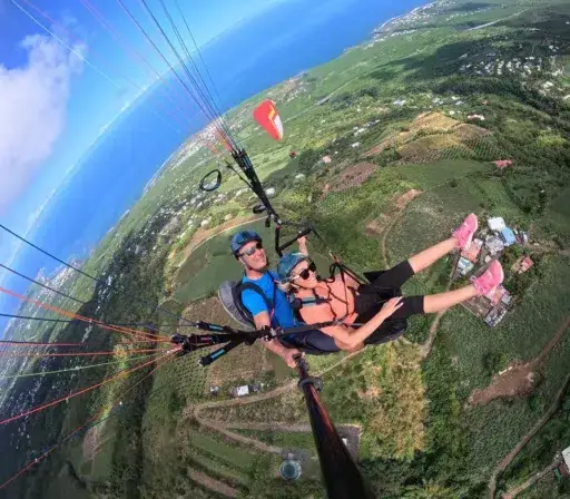 Vol en parapente au-dessus de Saint-Leu à La Réunion, offrant une expérience aérienne exceptionnelle.