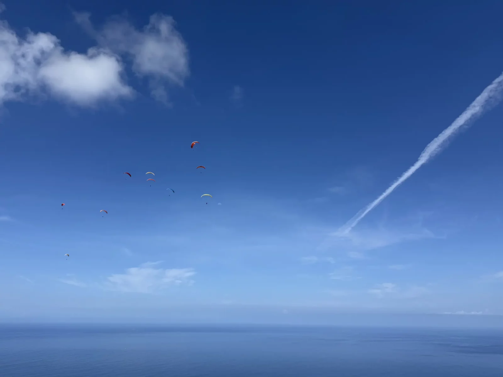 Parapentes dans le ciel de la Réunion avec l'offre groupe.