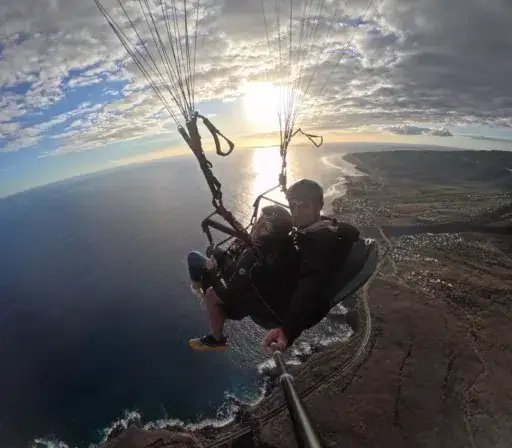 Baptême de parapente à La Réunion — une passagère en premier vol biplace au-dessus du lagon de Saint-Leu