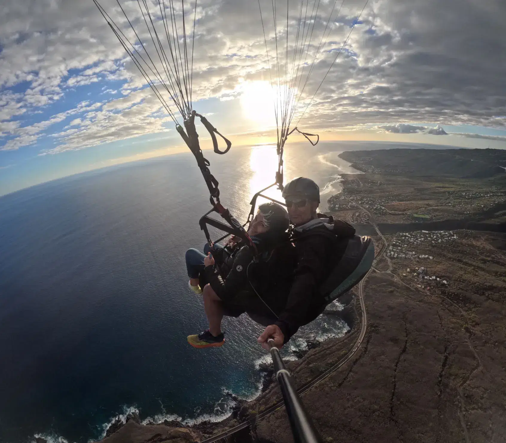 Baptême de parapente à La Réunion — une passagère en premier vol biplace au-dessus du lagon de Saint-Leu