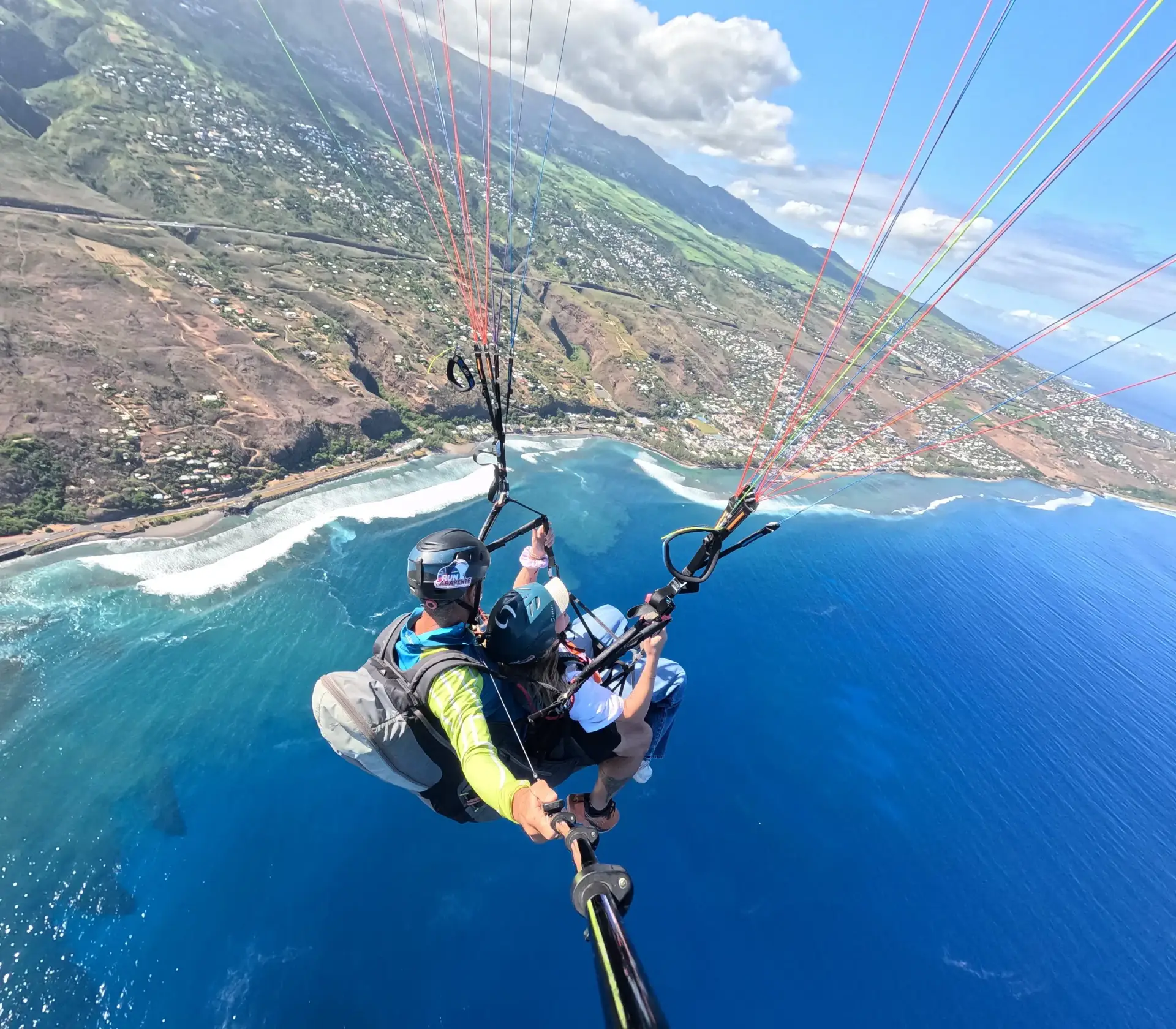 Vol parapente biplace longue distance avec vue panoramique sur la côte ouest de La Réunion depuis Saint-Leu